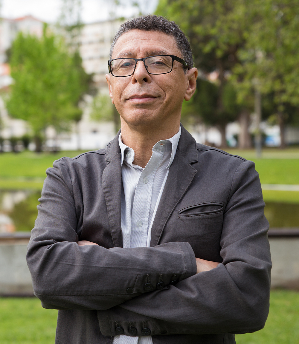 testigos_0000_hombre-de-mediana-edad-sonriente-que-presenta-en-la-camara-y-que-se-coloca-en-parque